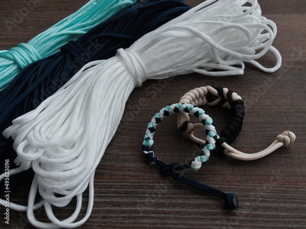 Obraz カラフルなパラコードと手作りパラコードブレスレット