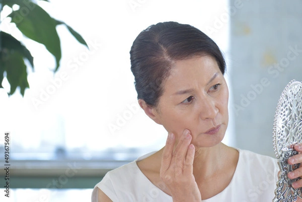 Obraz シミ、シワ、くすみ、年齢肌に悩むシニア女性