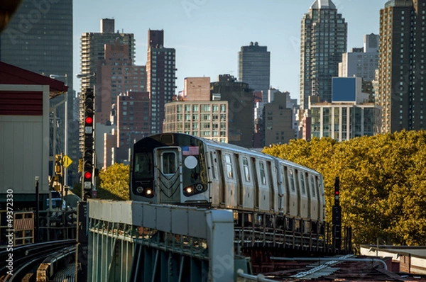 Fototapeta Subway Train Above Ground w Nowym Jorku