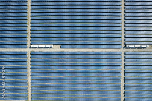 Fototapeta 太陽光パネルをドローンで空撮