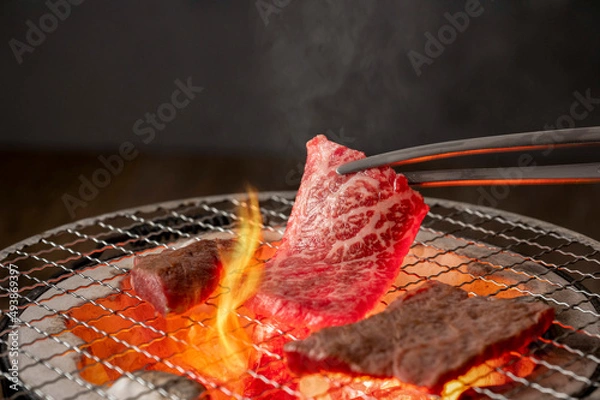 Obraz 赤身の肉を炭火の七輪で焼く
