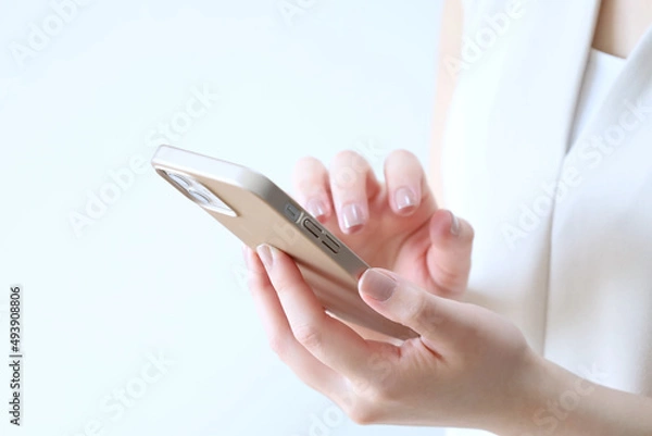 Fototapeta スマートフォンを操作する女性