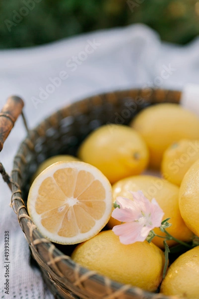 Fototapeta lemons in a basket