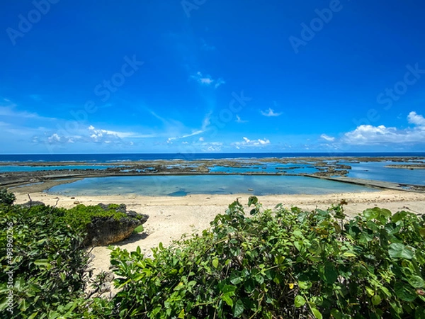 Obraz 晴れた日の沖縄県島尻郡八重瀬町の玻名城の郷海岸