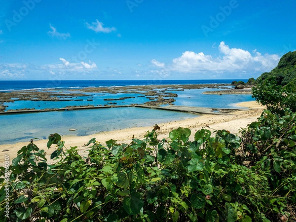 Fototapeta 晴れた日の沖縄県島尻郡八重瀬町の玻名城の郷海岸