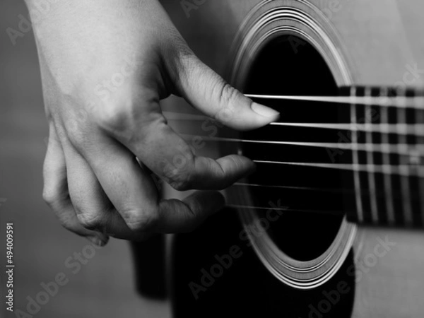 Fototapeta アコギを弾く人の右手手元