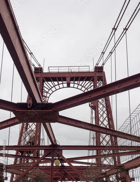 Fototapeta Puente de hierro con un arco sobre fondo blanco de niebla en la ciudad de Bilbao, junto al mar, verano 2020  