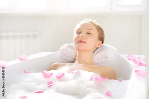 Obraz Atrakcyjna dziewczyna relaks w skąpaniu