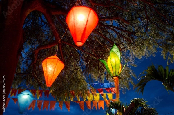 Obraz balões juninos iluminados e bandeirinhas coloridas de festa junina no brasil