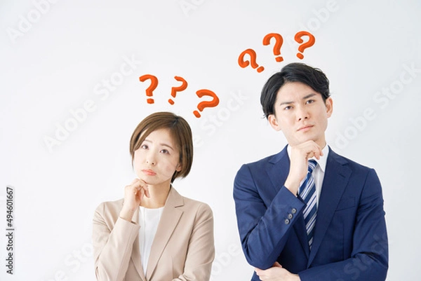 Fototapeta ビジネスウーマンとビジネスマン　考える　クエスチョンマーク　白背景