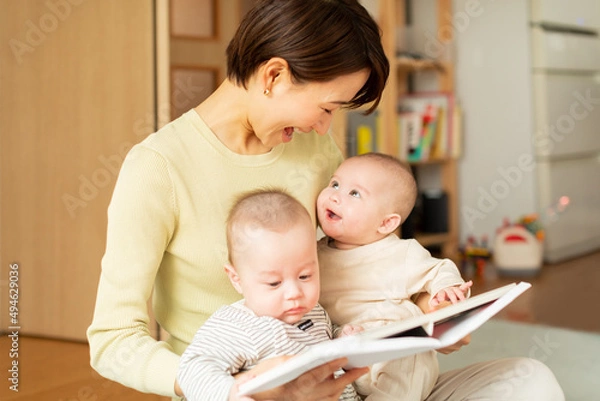 Obraz 絵本を読む母親と双子の赤ちゃん