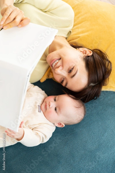 Obraz 絵本を読む母親と赤ちゃん