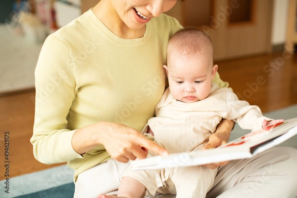 Fototapeta 絵本を読む母親と赤ちゃん