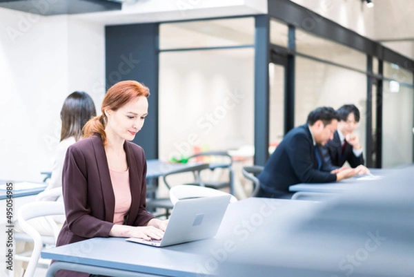 Fototapeta シェアオフィスで働くキャリアウーマン