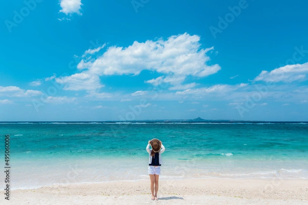 Fototapeta 麦わら帽子で顔を隠す女性