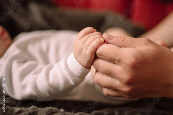 Obraz Ручка младенца в маминой руке 