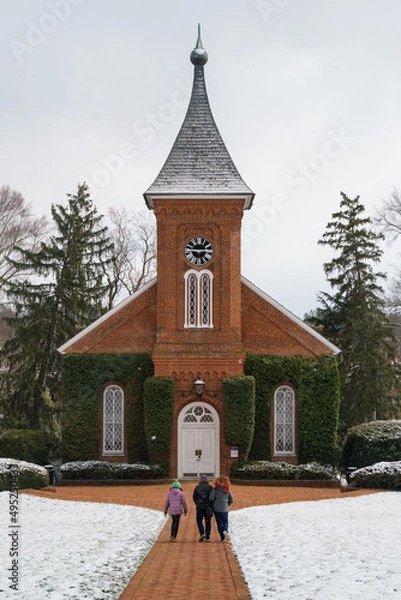 Fototapeta Washington and Lee University Chapel - family in brick walkway after a snow