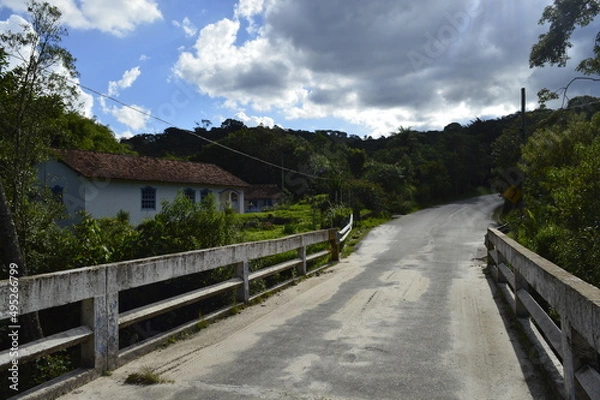 Fototapeta Ponte com casa simples a esquerda