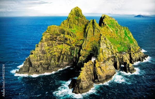 Fototapeta Skellig Michael, Kerry, Ireland.  Celtic Monastic settlement on right side summit. New lighthouse centre. Old lighthouse left.