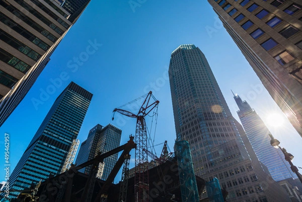 Fototapeta The replacement construction of the new headquarter JP Morgan Chase Building is in progress along Park Avenue among Midtown Manhattan skyscraper on October 28, 2021 on New York City NY USA.