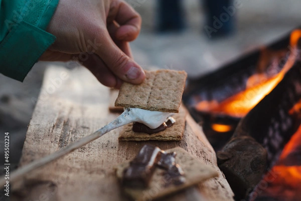 Obraz Making s'mores at the beach