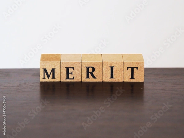Fototapeta メリット(merit)と書かれた木のブロックのタグ