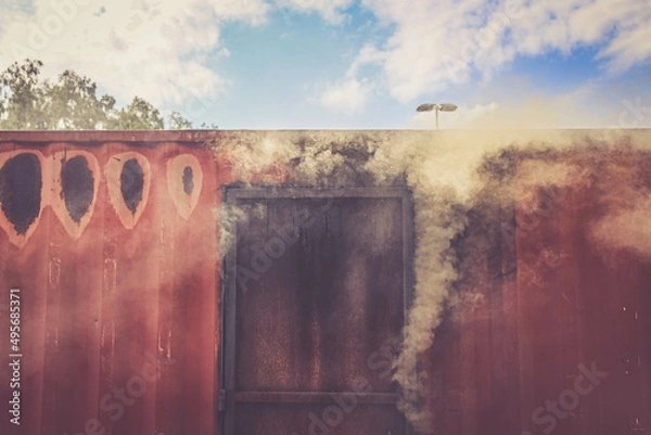 Fototapeta container en feu dans un centre de formation pour pompiers