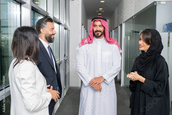 Obraz Wieloetniczne spotkanie zespołu biznesowego korporacyjnego w biurze w zakresie strategicznego planu marketingowego - pracownicy biurowi, przedsiębiorcy i pracownicy firmy w pracy w międzynarodowej firmie