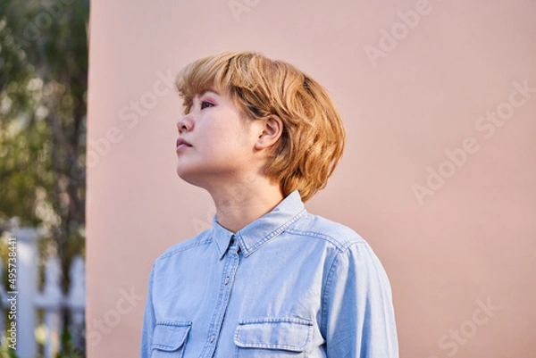 Obraz woman looks to side