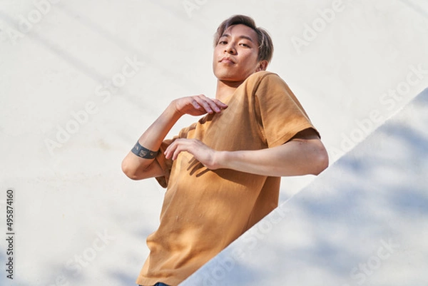 Obraz Man dancing by white diagonal wall with hands at chest