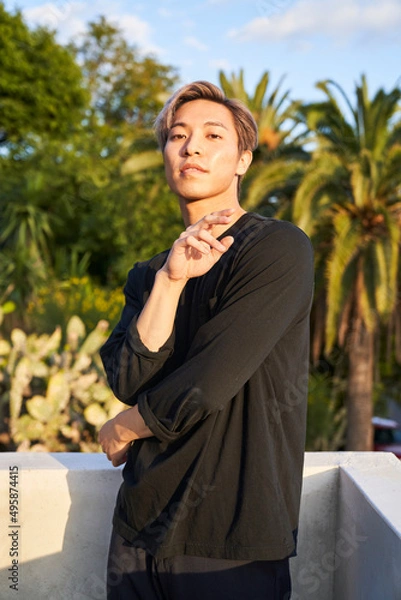 Obraz Man dancing with cactus and palm tree