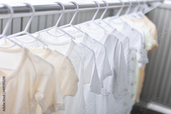 Obraz ベビー服を洗濯し外に干す様子