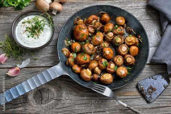 Fototapeta Streetfood, gebratene Champignons mit Kräuter-Knoblauch-Dip – Fried mushrooms with shallots and parsley, served with a sour cream dip with herbs and garlic 