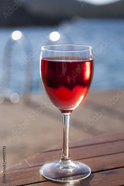 Fototapeta Ein Glas Wein am Pool