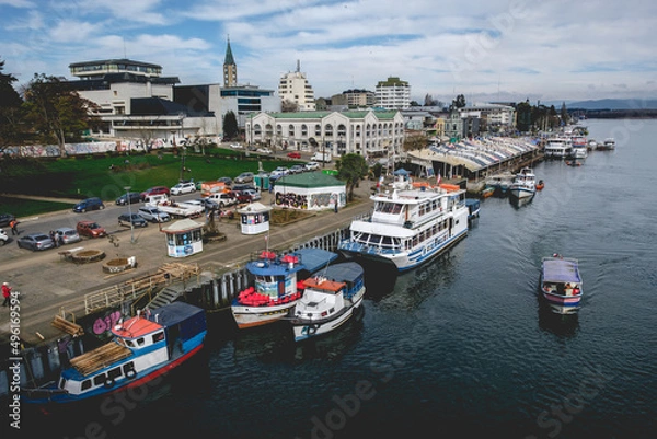 Obraz Panoramic view of Valdivia riverbank and marketplace ("Mercado Fluvial") with Calle-calle river with boats and ships, Chile