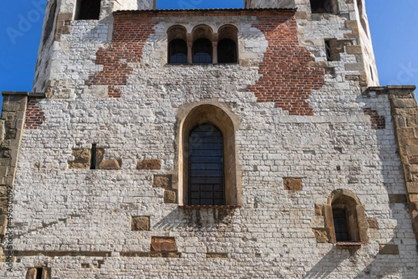 Fototapeta Facade, close-up of a medieval wall with windows of the Catholic Church in Old Krakow on a sunny day