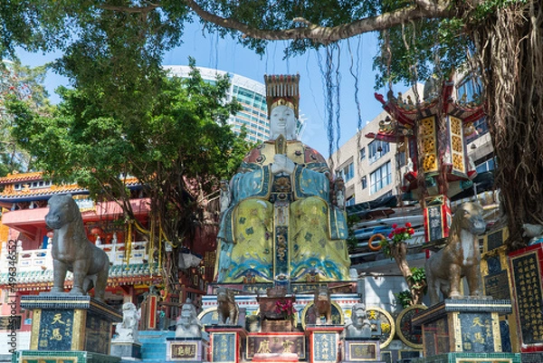 Fototapeta Tin Hau and Kwun Yum Statues are located at the southeastern end of Repulse Bay is a quaint Taoist temple which is popular for its colorful mosaic statues.