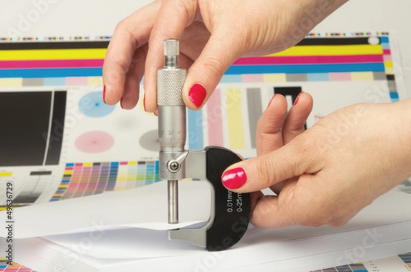 Obraz Measurement of thickness of a sheet of paper by a micrometer