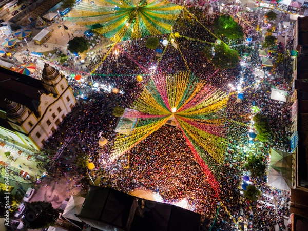 Obraz multidão vista de cima em show musical durante festa junina em assu, rio grande do norte, brasil