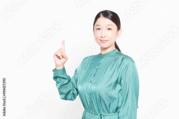 Fototapeta 白い背景の前に立っているポイントを示す主婦