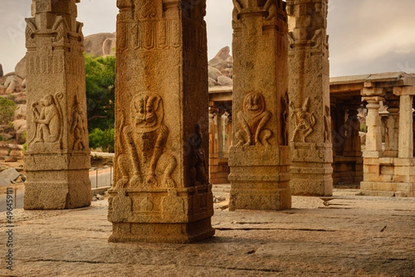 Fototapeta Beautiful architecture of ancient ruines of temple in Hampi