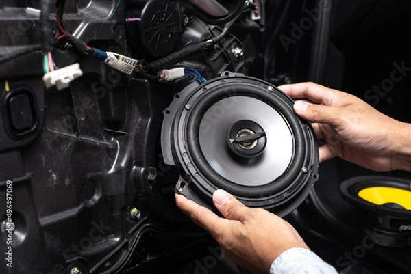 Obraz Technician installing the car speaker