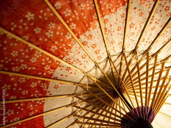 Fototapeta ライトアップされた赤や紫の和傘