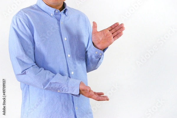 Obraz カジュアルなシャツを着ておすすめする男性