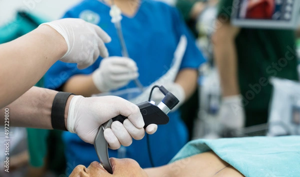 Obraz anesthesiologist use video laryngoscope for intubate endotracheal tube