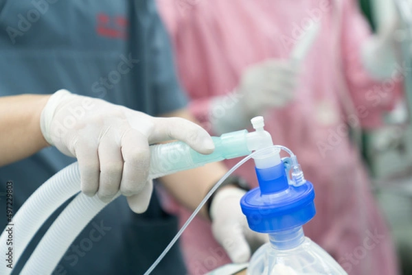 Obraz anesthesiologist prepare for insert endotracheal tube