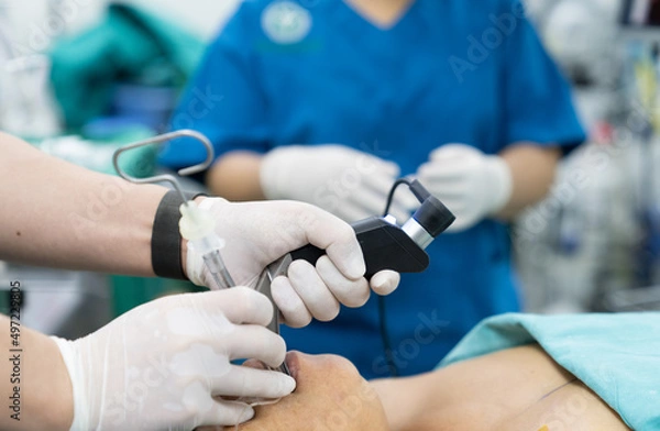 Obraz anesthesiologist use video laryngoscope for intubate endotracheal tube