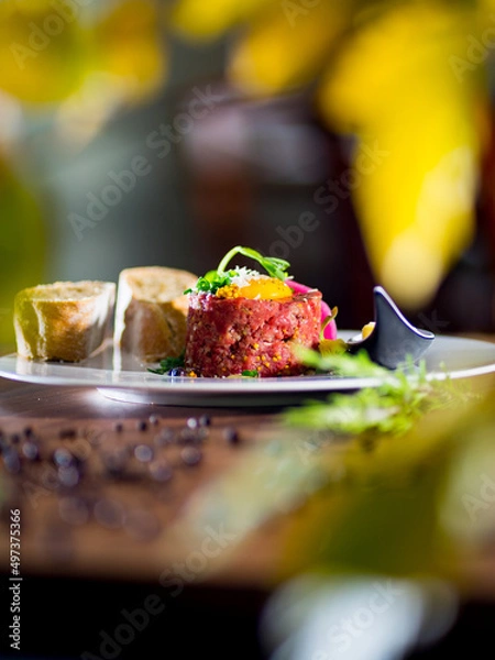 Obraz Befsztyk Tatar z kaparami i świeżą cebulą