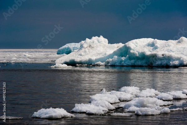 Fototapeta Day at Baikal Lake. Spring floating of ice