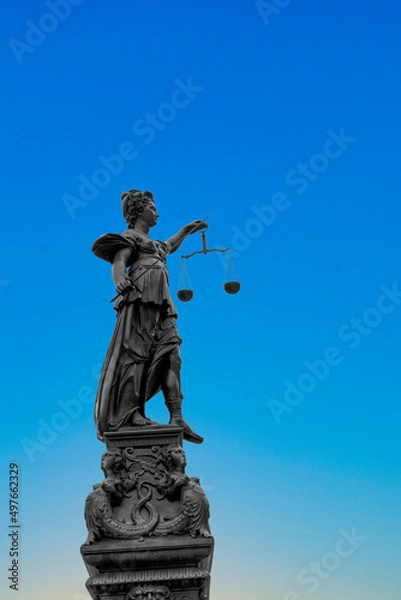 Obraz silhouette of Lady Justice at the fountain at Romerberg in Frankfurt